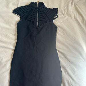 The size is xs but you can use it S ,is black
